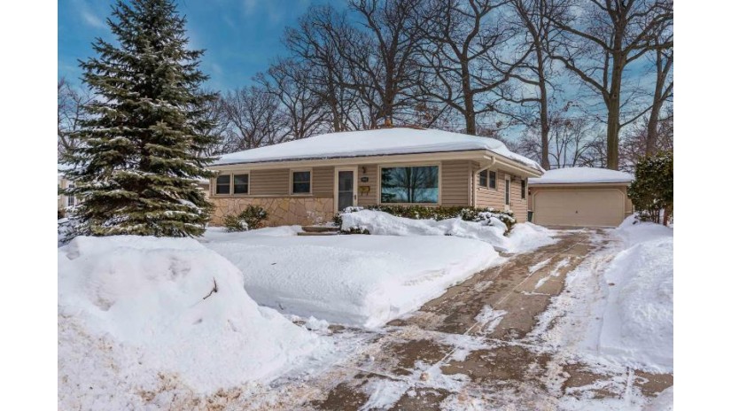 2960 S 105th St West Allis, WI 53227 by Cornerstone, REALTORS $185,000