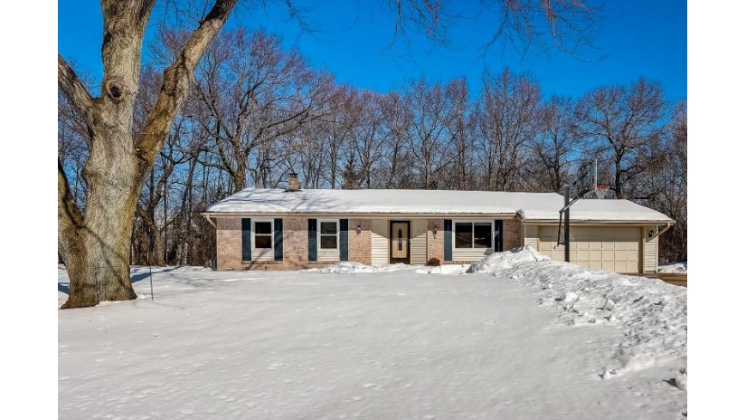 842 Buckingham Cir Hartland, WI 53029 by Coldwell Banker Elite $320,000