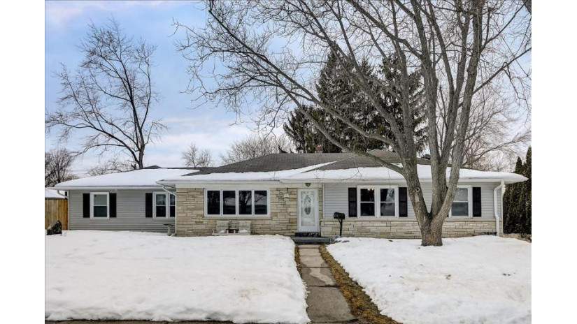 512 Downing Dr Waukesha, WI 53186 by T3 Realty, LLC $234,900