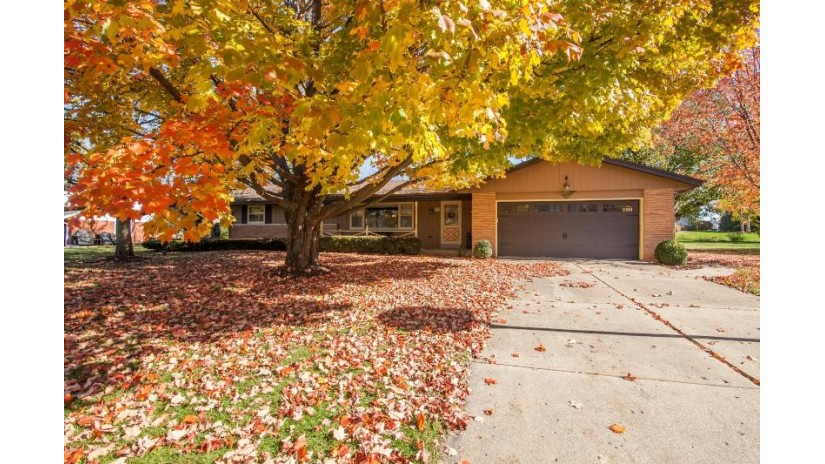 W189N4958 Crest View Ter Menomonee Falls, WI 53051 by Bluebell Realty $295,000