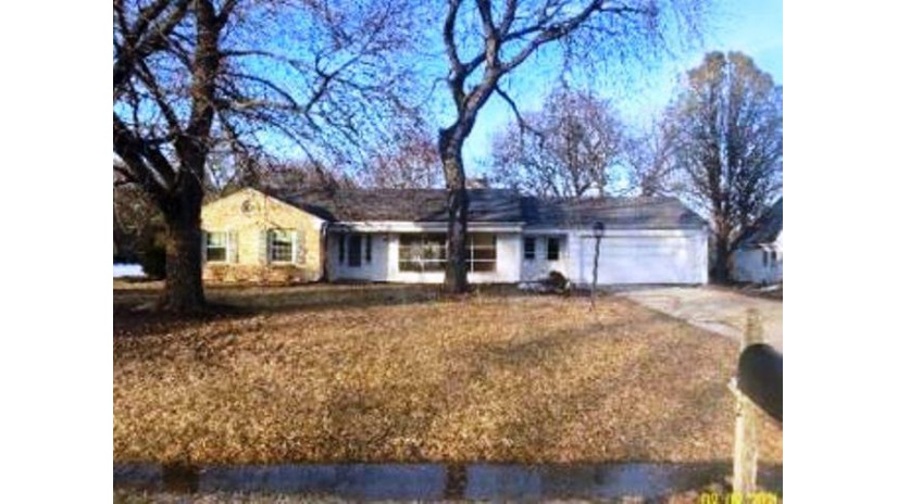 172 W Bergen Dr Fox Point, WI 53217 by REALHOME Services and Solutions, Inc. $258,500