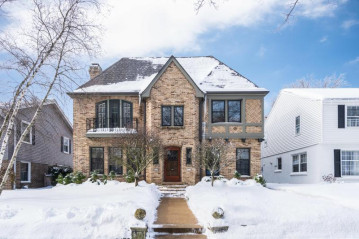 5111 N Lake Dr, Whitefish Bay, WI 53217-5751