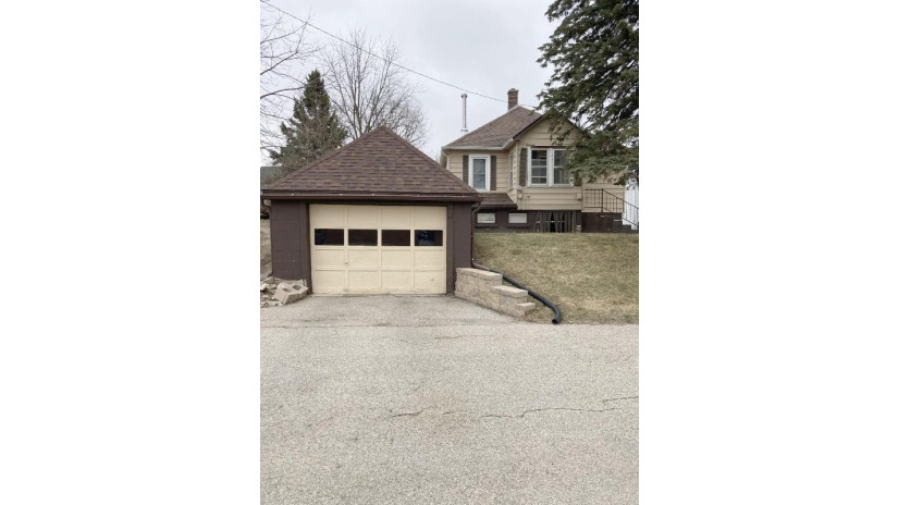 638 Elm St Addison, WI 53002 by First Weber Inc- West Bend $168,000