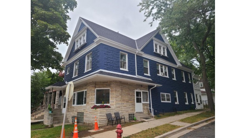 2962 S Delaware Ave Milwaukee, WI 53207 by 3% Real Estate $399,000