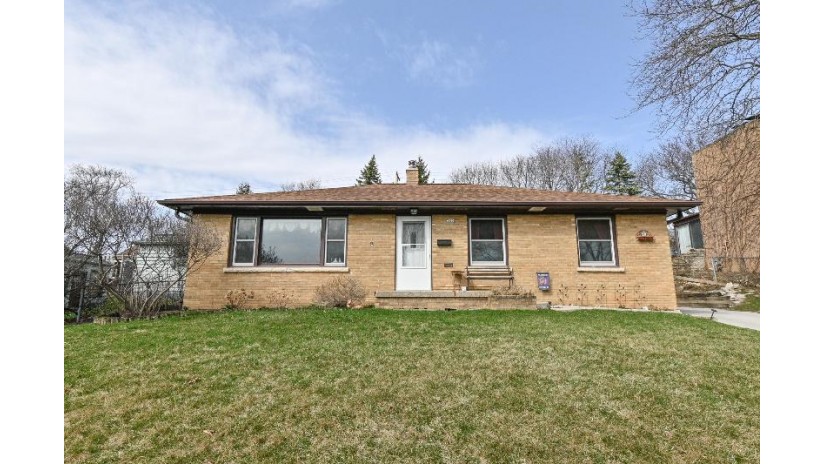 310 Oxford Rd Waukesha, WI 53186 by Realty Executives Southeast $229,900