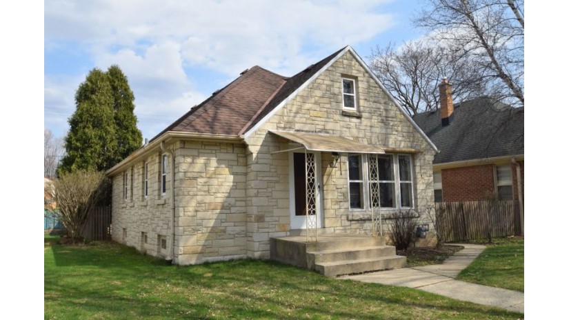 2860 N 77th St Milwaukee, WI 53222 by Shorewest Realtors $176,900