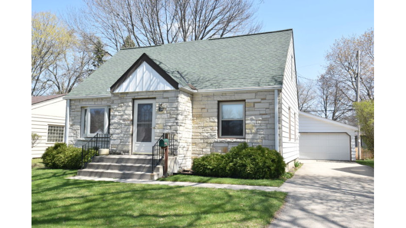 924 S 112th St West Allis, WI 53214 by Shorewest Realtors $189,900