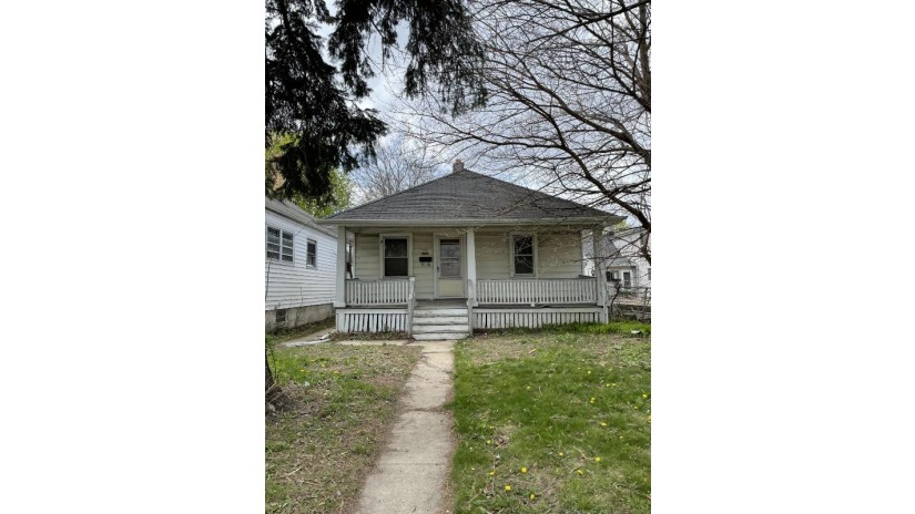 2065 S 58th St West Allis, WI 53219 by Rockmor Realtors, LLC $69,900