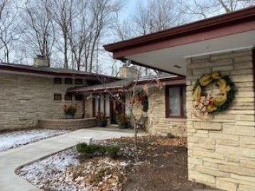 317 W Lake Dr, Random Lake, WI 53075-1767