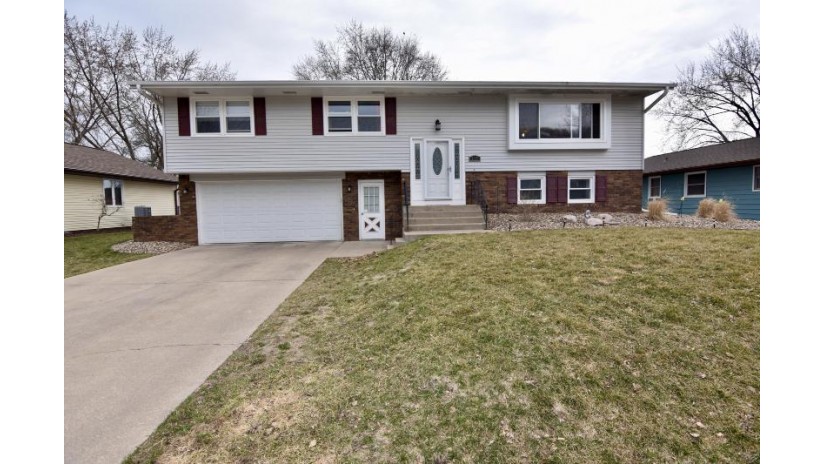 717 Hanson Ct Onalaska, WI 54650 by @properties La Crosse $264,900