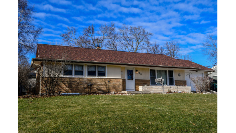 910 Beverly Ln West Bend, WI 53090 by Shorewest Realtors $229,900