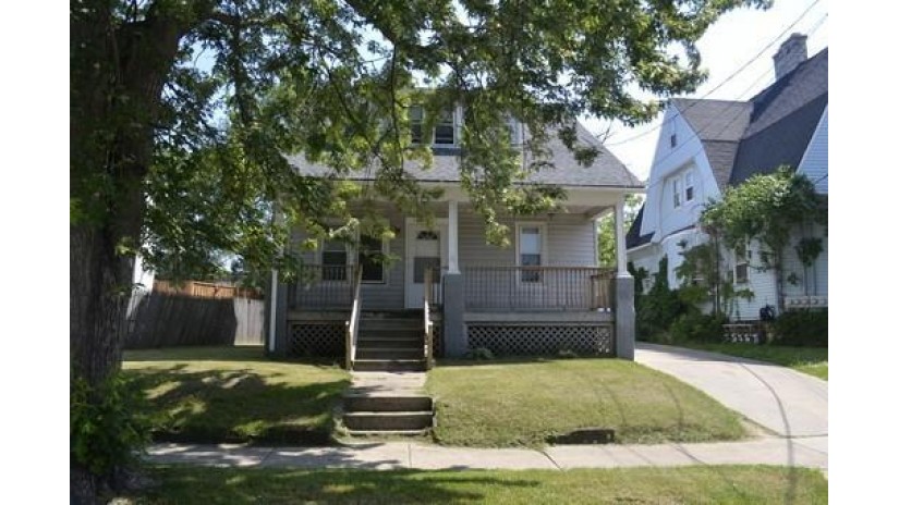 1121 68th St Kenosha, WI 53143 by Land-Quest Realty, LLC $154,900