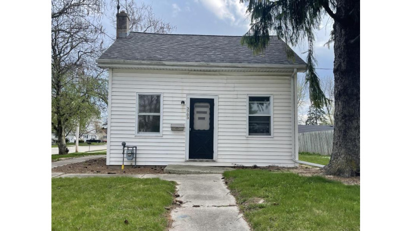 3703 Division St Manitowoc, WI 54220 by Keller Williams - Manitowoc $78,500