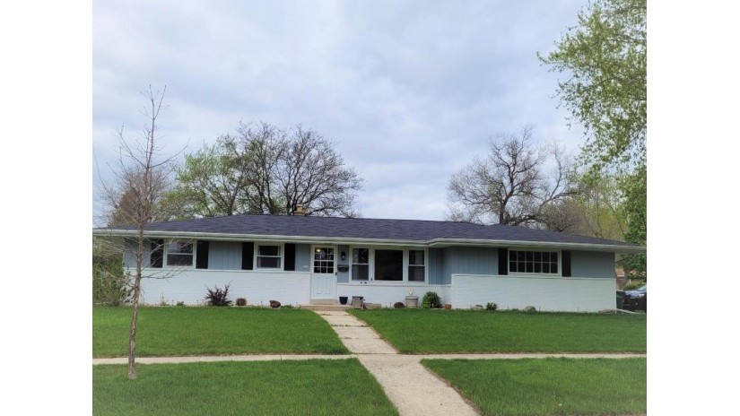 5920 Oakwood St Greendale, WI 53129 by Coldwell Banker HomeSale Realty - New Berlin $265,000