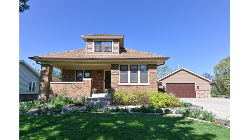 8121 S 13th St Oak Creek, WI 53154 by Shorewest Realtors $269,900