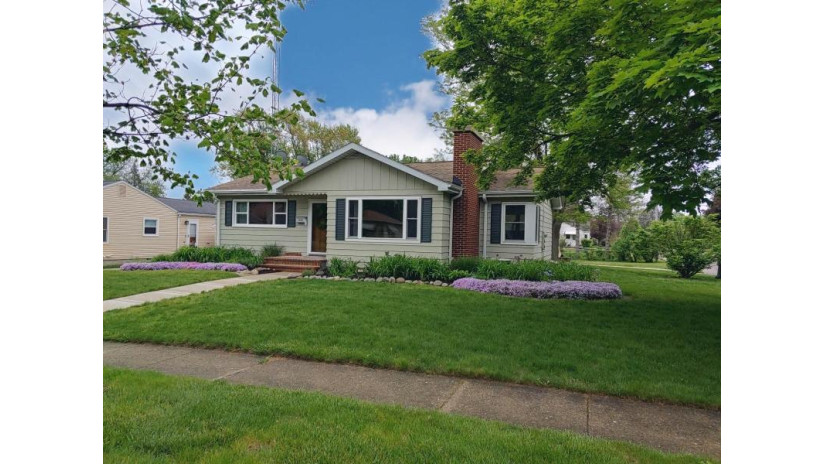 1090 Grant St Lake Geneva, WI 53147 by Keefe Real Estate, Inc. $299,900