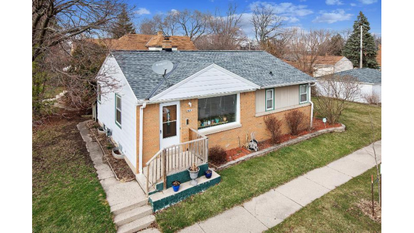 8030 W Melvina St Milwaukee, WI 53222 by Landro Milwaukee Realty $134,900