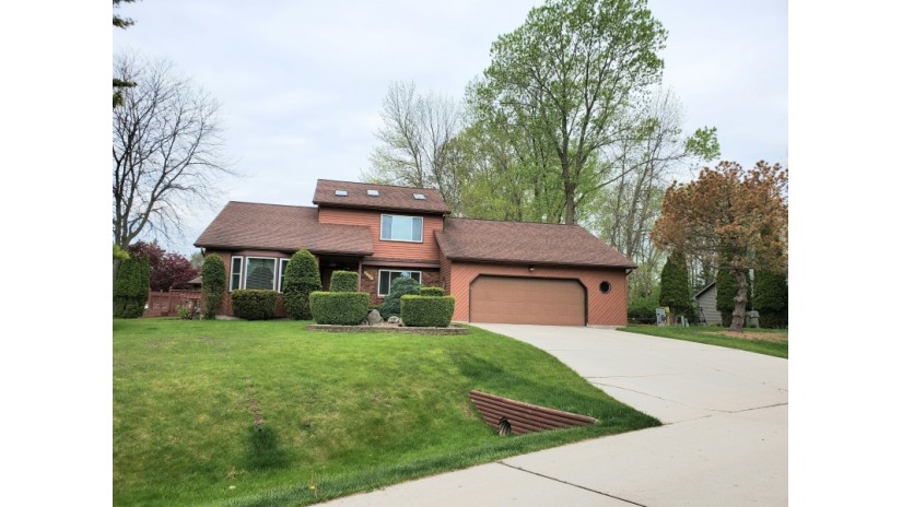 3990 Pine Bluff Dr Sheboygan, WI 53083 by Shorewest Realtors $289,900