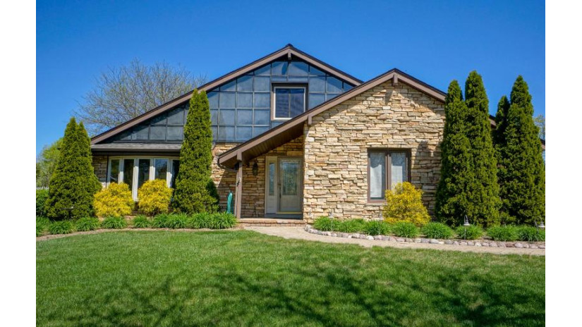 901 Canterbury Ln Waukesha, WI 53188 by Lake Country Flat Fee $399,900