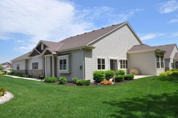 1114 Black Bear Dr, Mukwonago, WI 53149-7706