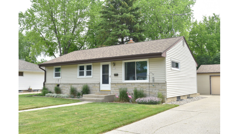 744 9th Ave Grafton, WI 53024 by Shorewest Realtors $225,000