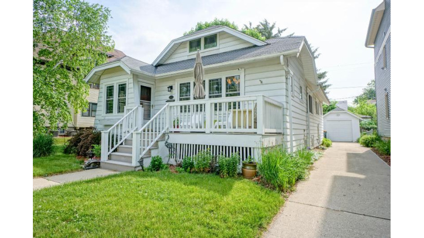 2214 N 62nd St Wauwatosa, WI 53213 by Lake Country Flat Fee $259,900