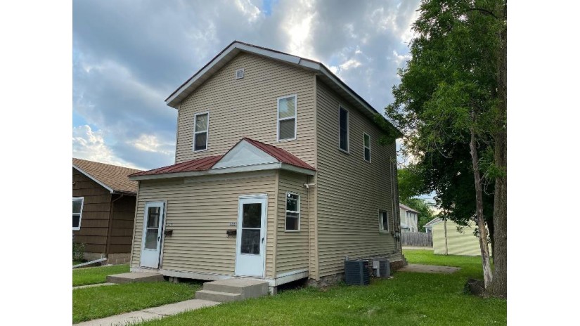 1219 8th St S 1221 La Crosse, WI 54601 by Reliant Real Estate Services, LLC $140,000