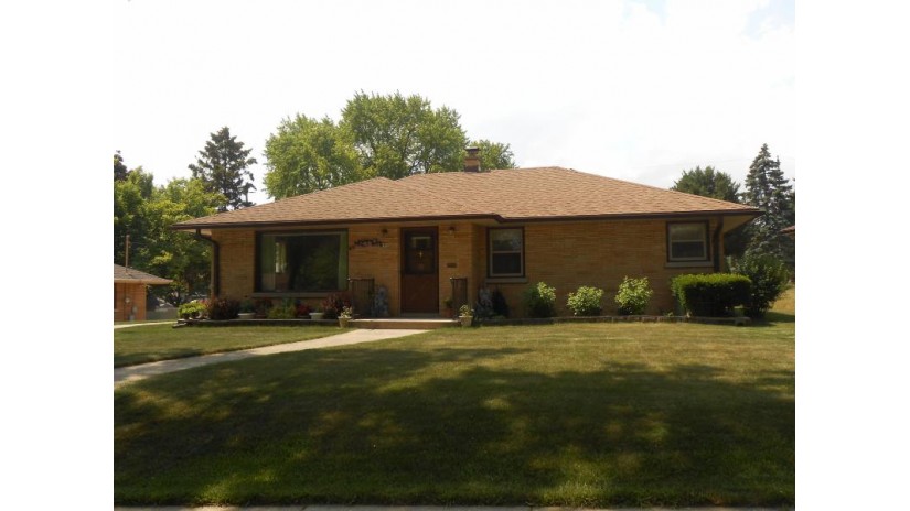 2909 S Cleveland Park Dr West Allis, WI 53219 by RE/MAX Realty Pros~Milwaukee $215,000