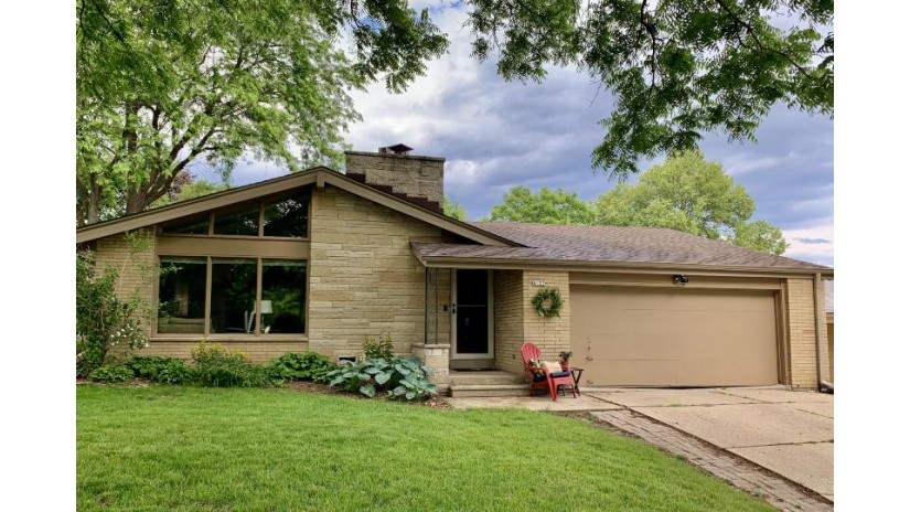 4122 N 96th St Wauwatosa, WI 53222 by Infinity Realty $279,900
