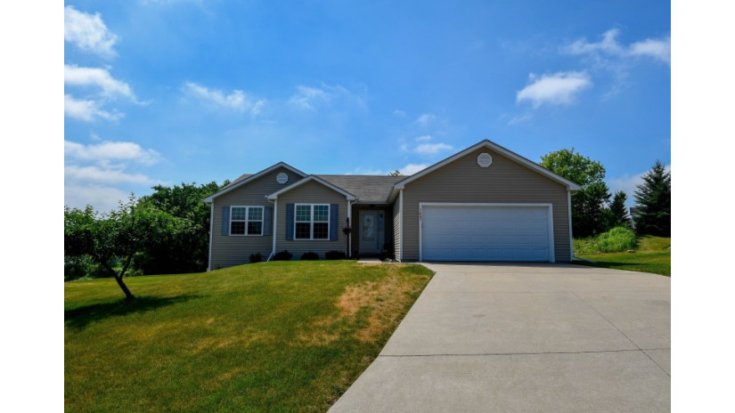 1403 Wedgewood Ct Watertown, WI 53098 by Shorewest Realtors $349,900