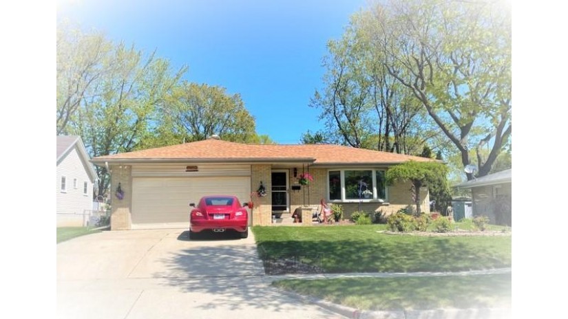 8530 W Harrison Ave West Allis, WI 53227 by RE/MAX Realty Pros~Milwaukee $260,000