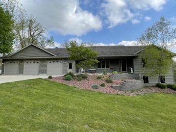 8675 Golfview Dr, Mound Prairie, MN 55943