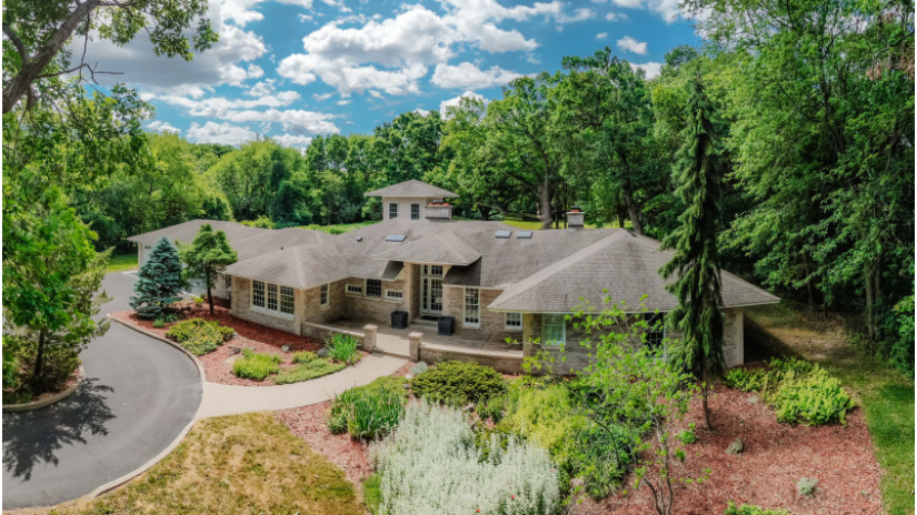 2129 Linn Rd Delavan, WI 53115 by Shorewest Realtors $795,000