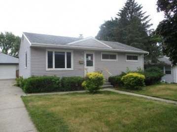 1637 Birch Dr, Waukesha, WI 53188-2253