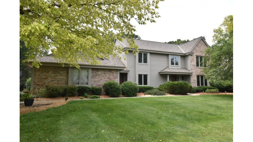 2445 Keats Dr Brookfield, WI 53045 by Shorewest Realtors $594,900