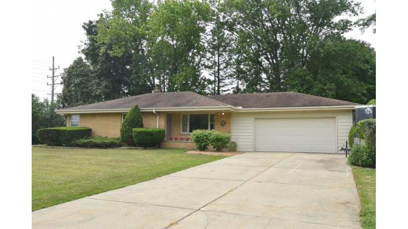 15601 W Robin Rd New Berlin, WI 53151 by Shorewest Realtors $247,000