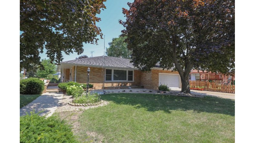 3321 22nd Ave Kenosha, WI 53140 by RE/MAX ELITE $184,900