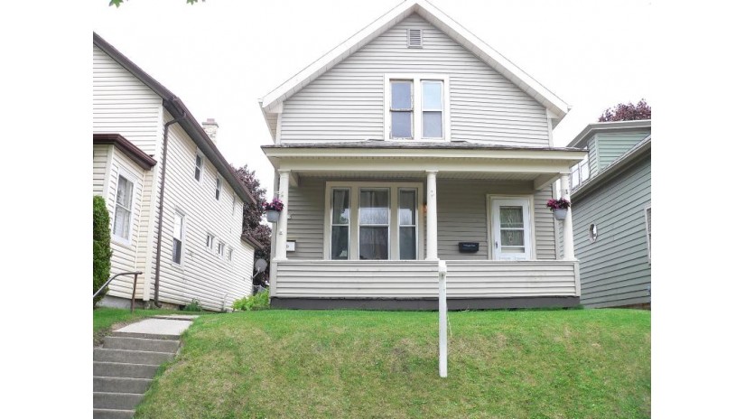 919 High Ave Sheboygan, WI 53081 by First Realty Services $99,900