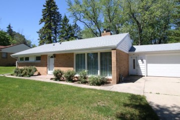 8837 N Navajo Rd, Bayside, WI 53217-1745