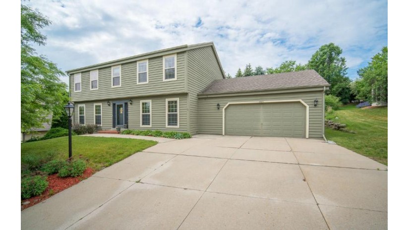 2615 Wyngate Way Waukesha, WI 53189 by Exsell Real Estate Experts LLC $429,900