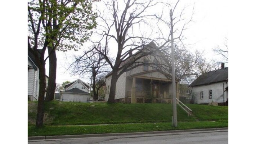 4622 N 32nd St 4622A Milwaukee, WI 53209 by Midwest Executive Realty $35,000