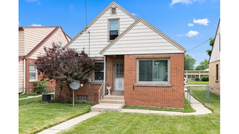 4461 N 53rd St Milwaukee, WI 53218 by Riverwest Realty Milwaukee $145,000