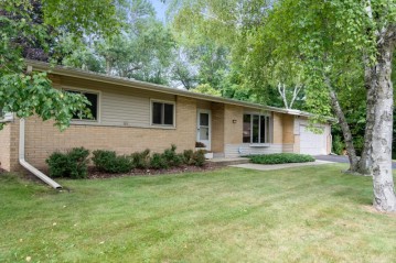 8921 N Rexleigh Dr, Bayside, WI 53217-1864