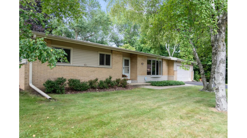 8921 N Rexleigh Dr Bayside, WI 53217 by Shorewest Realtors $275,000