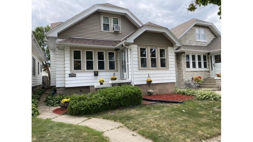 2251 S 71st St West Allis, WI 53219 by List 4 Less MLS of WI $199,900