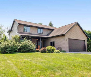 236 Baker Ln, Mishicot, WI 54228