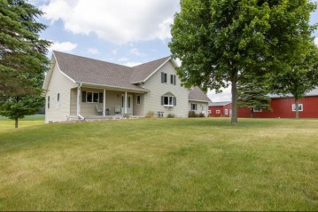 W2336 Bakertown Dr, Concord, WI 53178