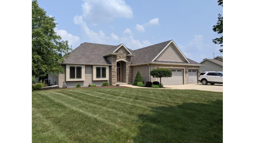 2138 Deer Run Dr Delavan, WI 53115 by Keefe Real Estate, Inc. $399,000