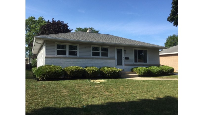 8120 W Sunbury Ct Milwaukee, WI 53219 by Shorewest Realtors $249,900