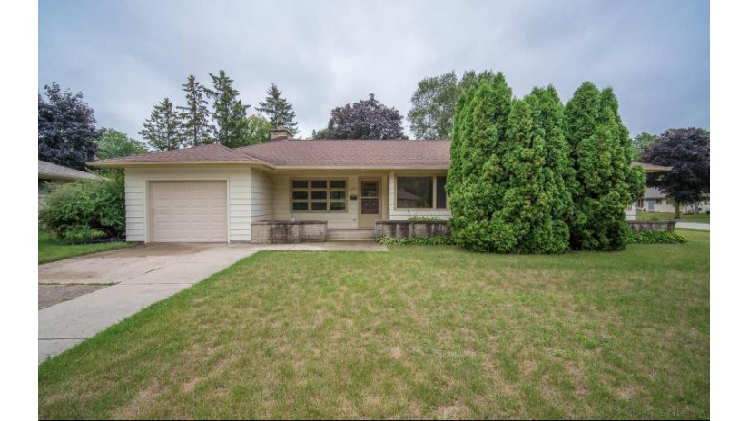 275 Hawthorn Dr West Bend, WI 53095 by Coldwell Banker Realty $199,900